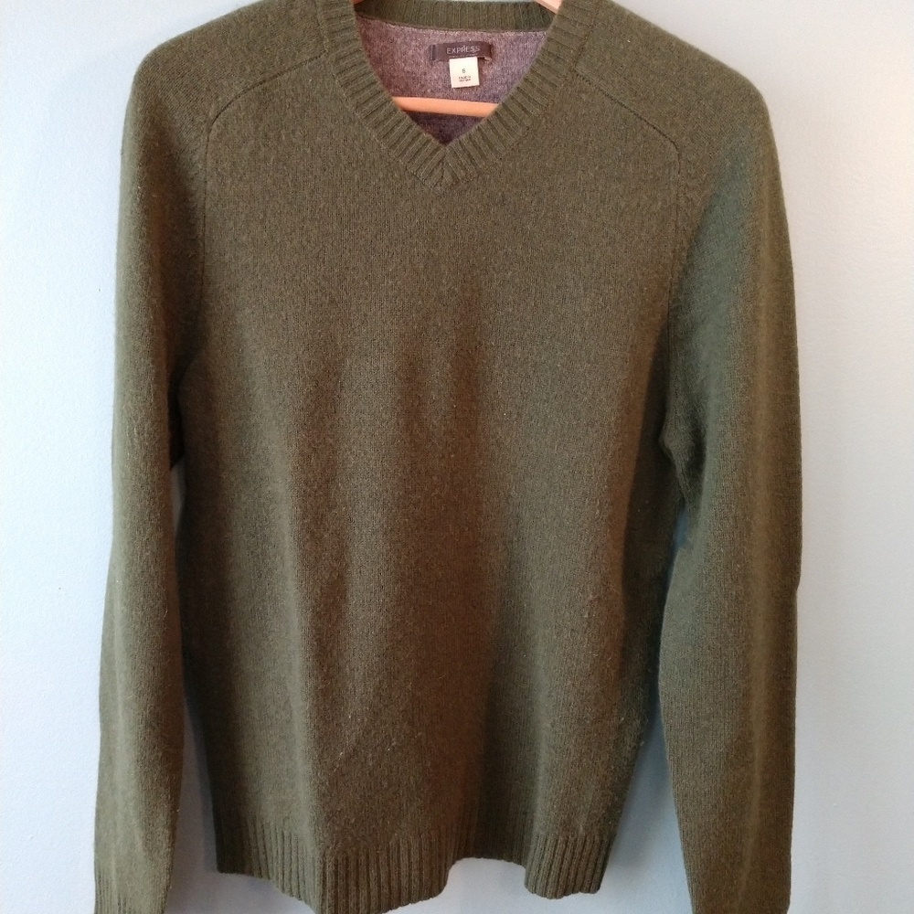 Lambs wool Express V-neck sweater.